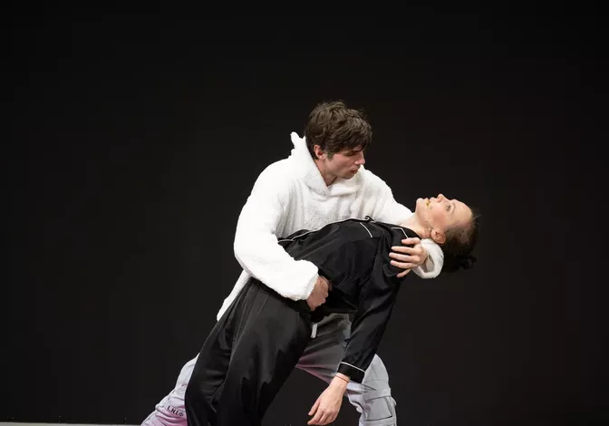 "Я люблю всю свою историю". Как медведь "Пятого театра" лечит разбитое сердце "Я люблю всю свою историю". Как медведь "Пятого театра" лечит разбитое сердце