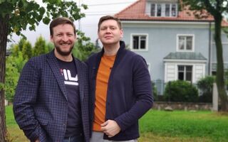 Героиня в заботливых руках. Интервью с создателем романа "Лисы не строят нор" Героиня в заботливых руках. Интервью с создателем романа "Лисы не строят нор"