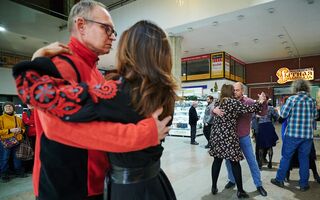 Танго в центре города. Омичи превратили шопинг в танцевальное шоу Танго в центре города. Омичи превратили шопинг в танцевальное шоу