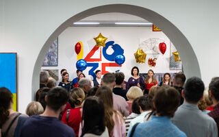 "Вот это движ". Музей "Искусство Омска" отметил юбилей выставками с музыкой и тортом "Вот это движ". Музей "Искусство Омска" отметил юбилей выставками с музыкой и тортом