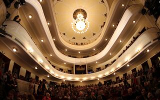 "Журавлики-кораблики" из Северного театра "приземлятся" на сцене Омской драмы "Журавлики-кораблики" из Северного театра "приземлятся" на сцене Омской драмы