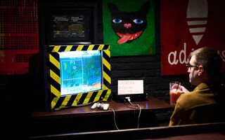 В видеоигры на пузатых теликах. Как в омском баре живёт "общественный гараж" В видеоигры на пузатых теликах. Как в омском баре живёт "общественный гараж"