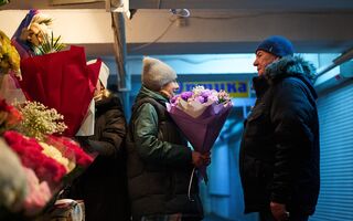 Долгожданный утренний ритуал 8 Марта: любовь, цветы и длинные очереди Долгожданный утренний ритуал 8 Марта: любовь, цветы и длинные очереди