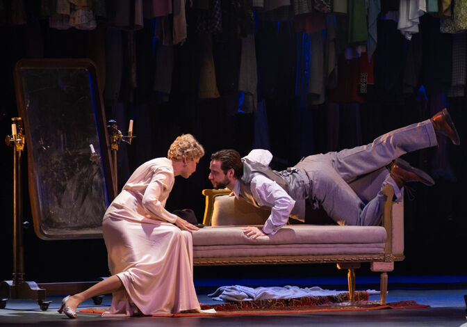 "В каждой истории есть ощущение, что кто-то что-то разыгрывает". В Омске показали спектакль-открытие "Его величества Театра" "В каждой истории есть ощущение, что кто-то что-то разыгрывает". В Омске показали спектакль-открытие "Его величества Театра"