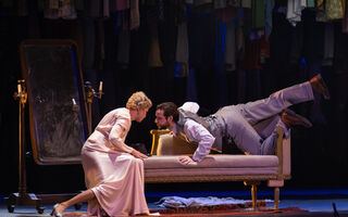 "В каждой истории есть ощущение, что кто-то что-то разыгрывает". В Омске показали спектакль-открытие "Его величества Театра" "В каждой истории есть ощущение, что кто-то что-то разыгрывает". В Омске показали спектакль-открытие "Его величества Театра"