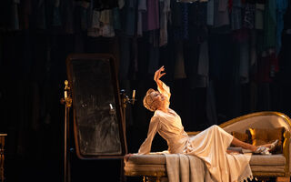 "В каждой истории есть ощущение, что кто-то что-то разыгрывает". В Омске показали спектакль-открытие "Его величества Театра" "В каждой истории есть ощущение, что кто-то что-то разыгрывает". В Омске показали спектакль-открытие "Его величества Театра"