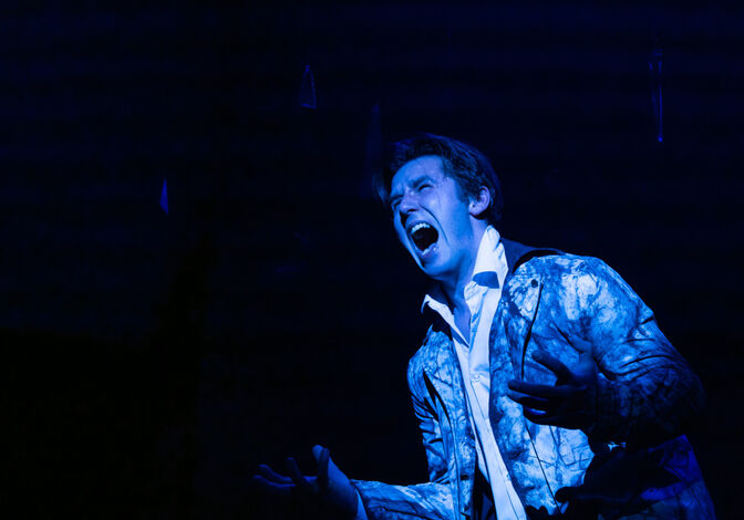 Унижение рождает чудовище: осколки души Смердякова на сцене ЧАТа Унижение рождает чудовище: осколки души Смердякова на сцене ЧАТа