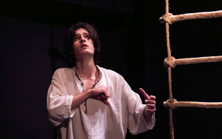 Магия дудука, семейность и пепельное сердце. Приключения и откровения грузинского подростка на сцене ЧАТа Магия дудука, семейность и пепельное сердце. Приключения и откровения грузинского подростка на сцене ЧАТа