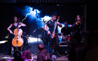 Бах и КиШ рвали струны. Музыканты из Санкт-Петербурга сплели воедино классику и рок Бах и КиШ рвали струны. Музыканты из Санкт-Петербурга сплели воедино классику и рок