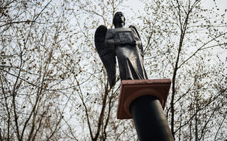 Некрополь с видом на омский "Хогвартс". Где покоится внучка Ершова и родственник Чайковского Некрополь с видом на омский "Хогвартс". Где покоится внучка Ершова и родственник Чайковского