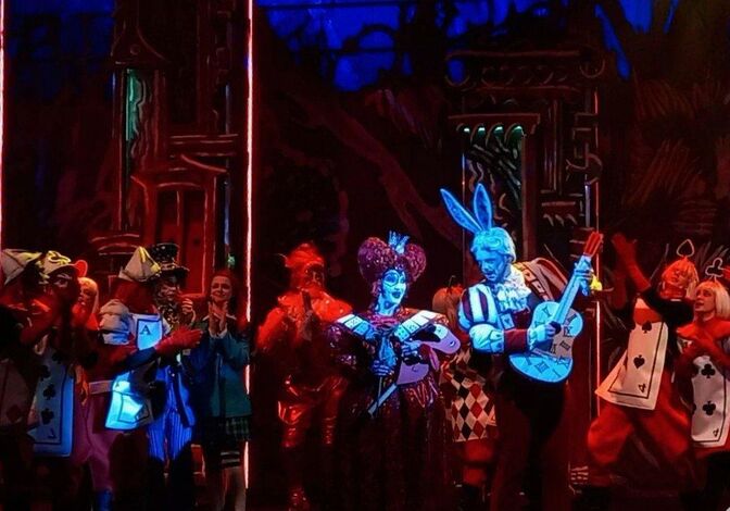 Белый кролик с сибирской харизмой: артист Омского музтеатра ворвался в премьеру мюзикла в Калининграде Белый кролик с сибирской харизмой: артист Омского музтеатра ворвался в премьеру мюзикла в Калининграде