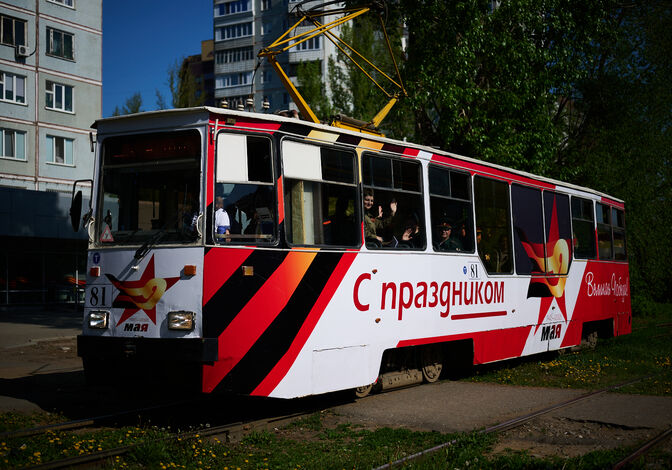 С оркестром по рельсам. Омичи прокатились в "Трамвае Победы" С оркестром по рельсам. Омичи прокатились в "Трамвае Победы"
