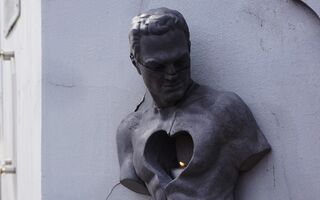 Больше не арт-вандализм. В Омске установили "точку Данко" анонимного скульптора Больше не арт-вандализм. В Омске установили "точку Данко" анонимного скульптора