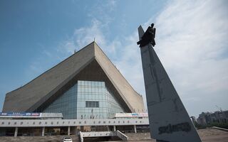 Старые кресла из СКК имени Блинова "гуляют" по Омску Старые кресла из СКК имени Блинова "гуляют" по Омску