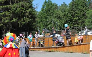 Коляски омских малышей превратились в троны и цветы Коляски омских малышей превратились в троны и цветы