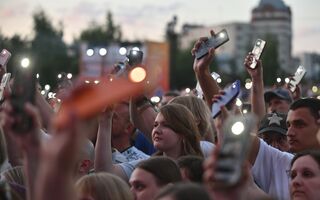 Омичи зажгли "маяк" на Соборной площади под кавер на песню "Вечно молодой" Омичи зажгли "маяк" на Соборной площади под кавер на песню "Вечно молодой"