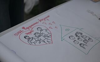 Взявшись за руки: в Омске нарисовали символ семейных ценностей длиной 45 метров Взявшись за руки: в Омске нарисовали символ семейных ценностей длиной 45 метров