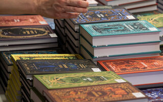 В Омске на "Гаражке" собрались десятки поклонников бумажных книг В Омске на "Гаражке" собрались десятки поклонников бумажных книг