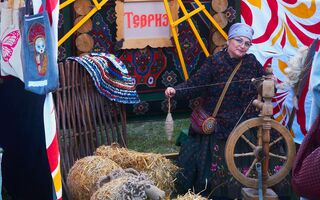 Тесно и задорно. Покровская ярмарка в Омске прошла без снега, но с танцами и угощениями Тесно и задорно. Покровская ярмарка в Омске прошла без снега, но с танцами и угощениями