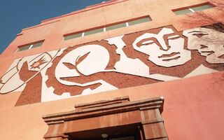 "Как супермаркет" вместо "устремлённости в светлое будущее". ОмГАУ рискует потерять гений места "Как супермаркет" вместо "устремлённости в светлое будущее". ОмГАУ рискует потерять гений места